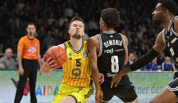 Martin Hermannsson am Ball, Demarcus Demonia Zweikampf Spielszene Aktion Basketball BBL Bundesliga Herren 17. Spieltag Saison 2025 2026 25.01.2026 ALBA Berlin vs BMA365 Bamberg Baskets