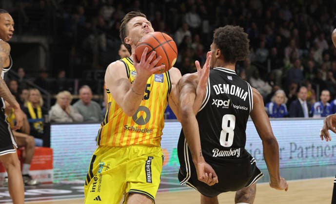Martin Hermannsson am Ball, Demarcus Demonia Zweikampf Spielszene Aktion Basketball BBL Bundesliga Herren 17. Spieltag Saison 2025 2026 25.01.2026 ALBA Berlin vs BMA365 Bamberg Baskets