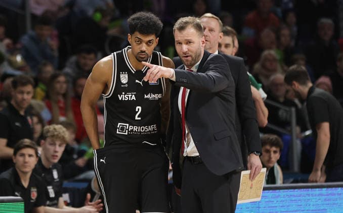 Trainer Anton Gavel gibt Ibrahim Watson Anweisungen Aktion Oberkörper Basketball BBL Bundesliga Herren 17. Spieltag Saison 2025 2026 25.01.2026 ALBA Berlin vs BMA365 Bamberg Baskets