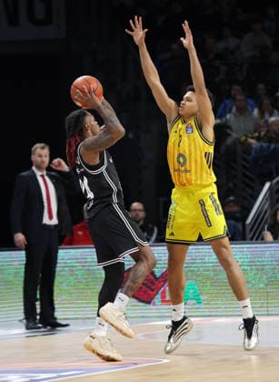 Cobe Williams am Ball, Jack Kayil Zweikampf Spielszene Aktion Basketball BBL Bundesliga Herren 17. Spieltag Saison 2025 2026 25.01.2026 ALBA Berlin vs BMA365 Bamberg Baskets
