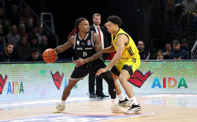 Cobe Williams am Ball, Jack Kayil Zweikampf Spielszene Aktion Basketball BBL Bundesliga Herren 17. Spieltag Saison 2025 2026 25.01.2026 ALBA Berlin vs BMA365 Bamberg Baskets
