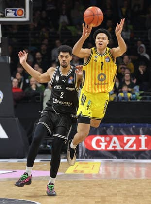 Ibrahim Watson, Jack Kayil am Ball Zweikampf Spielszene Aktion Basketball BBL Bundesliga Herren 17. Spieltag Saison 2025 2026 25.01.2026 ALBA Berlin vs BMA365 Bamberg Baskets