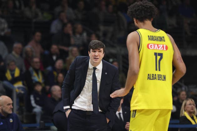 Trainer Pedro Calles redet mit Jack Kayil Aktion Oberkörper Basketball BBL Bundesliga Herren 17. Spieltag Saison 2025 2026 25.01.2026 ALBA Berlin vs BMA365 Bamberg Baskets