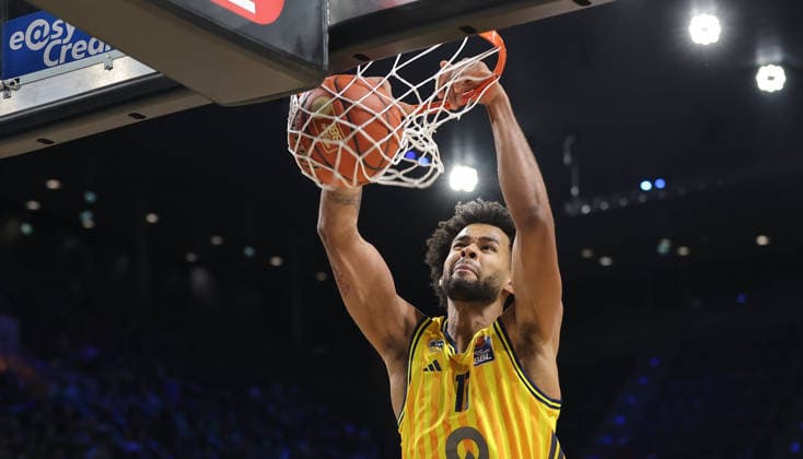 Jack Kayil beim Dunking Aktion Oberkörper Basketball BBL Bundesliga Herren 17. Spieltag Saison 2025 2026 25.01.2026 ALBA Berlin vs BMA365 Bamberg Baskets