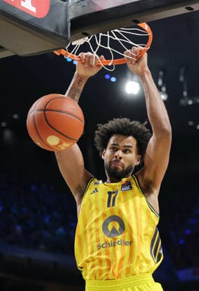 Jack Kayil beim Dunking Aktion Oberkörper Basketball BBL Bundesliga Herren 17. Spieltag Saison 2025 2026 25.01.2026 ALBA Berlin vs BMA365 Bamberg Baskets