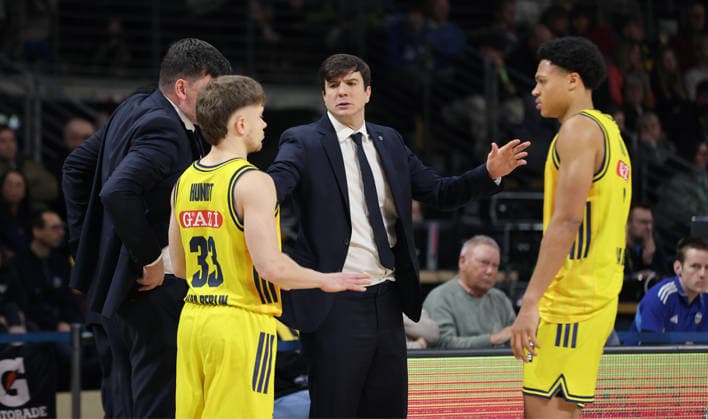 Co Trainer Sebastian Trzcionka, Bennet Hundt, Trainer Pedro Calles, Jack Kayil Basketball BBL Bundesliga Herren 17. Spieltag Saison 2025 2026 25.01.2026 ALBA Berlin vs BMA365 Bamberg Baskets
