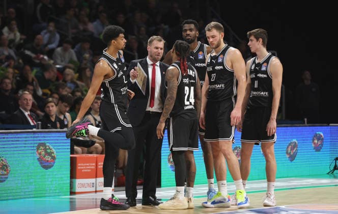 Trainer Anton Gavel gibt den Spielern Anweisungen Basketball BBL Bundesliga Herren 17. Spieltag Saison 2025 2026 25.01.2026 ALBA Berlin vs BMA365 Bamberg Baskets