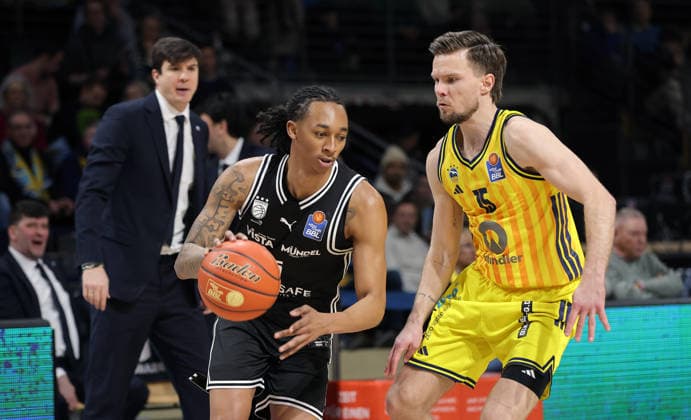Austin Crowley am Ball, Martin Hermannsson Zweikampf Spielszene Aktion Basketball BBL Bundesliga Herren 17. Spieltag Saison 2025 2026 25.01.2026 ALBA Berlin vs BMA365 Bamberg Baskets
