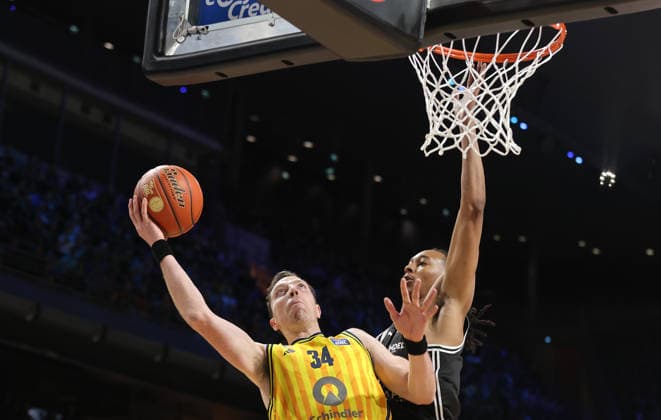 Justin Bean am Ball, Austin Crowley Zweikampf Spielszene Aktion Basketball BBL Bundesliga Herren 17. Spieltag Saison 2025 2026 25.01.2026 ALBA Berlin vs BMA365 Bamberg Baskets