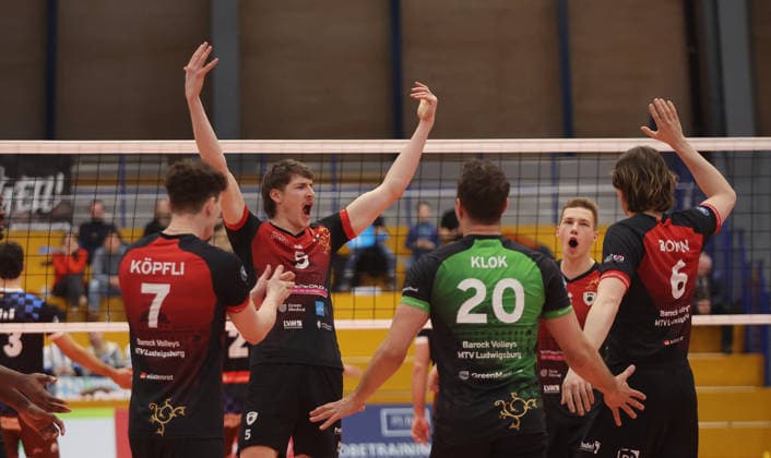 Ludwigsburg , 1. Bundesliga Volleyball Barock Volleys MTV Ludwigsburg vs. WWK Volleys Herrsching , zweiter von links: Jan Huber ( Barockvolleys )
