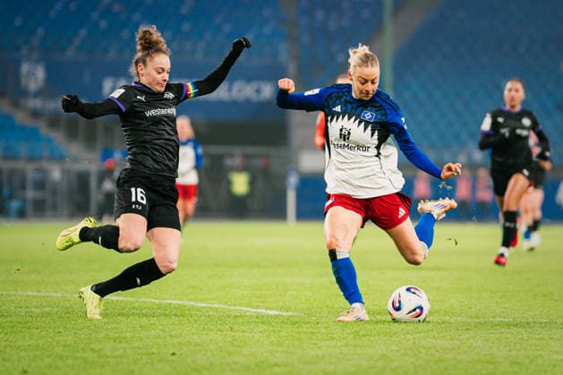 Google Pixel Frauen-Bundesliga: Hamburger SV vs. SGS Essen, 25.01.2026 Sophie Hillebrand (Hamburger SV, 22) schießt, Jacqueline Meißner (SGS Essen, 16) versucht zu blocken; Fußball, Google Pixel Frauen-Bundesliga, 15. Spieltag: Hamburger SV vs. SGS Essen am 25.01.2026 im Volksparkstadion, Hamburg DFB REGULATIONS PROHIBIT ANY USE OF PHOTOGRAPHS AS IMAGE SEQUENCES AND OR QUASI-VIDEO. Copyright: xBEAUTIFULxSPORTS Tonhäuserx