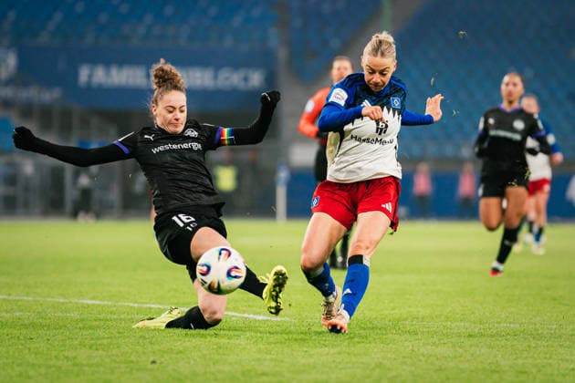 Google Pixel Frauen-Bundesliga: Hamburger SV vs. SGS Essen, 25.01.2026 Sophie Hillebrand (Hamburger SV, 22) schießt, Jacqueline Meißner (SGS Essen, 16) versucht zu blocken; Fußball, Google Pixel Frauen-Bundesliga, 15. Spieltag: Hamburger SV vs. SGS Essen am 25.01.2026 im Volksparkstadion, Hamburg DFB REGULATIONS PROHIBIT ANY USE OF PHOTOGRAPHS AS IMAGE SEQUENCES AND OR QUASI-VIDEO. Copyright: xBEAUTIFULxSPORTS Tonhäuserx