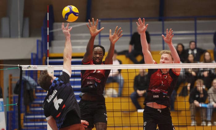 Ludwigsburg , 1. Bundesliga Volleyball Barock Volleys MTV Ludwigsburg vs. WWK Volleys Herrsching , von links: Denis Kaliberda ( Herr ) Nyherowo Omene ( Barockvolleys )