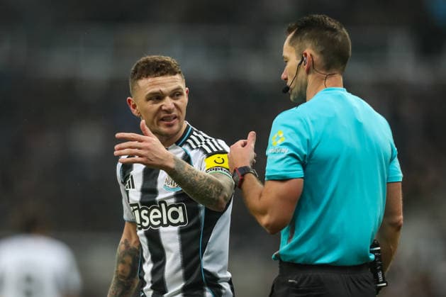Newcastle United v Aston Villa, Premier League Kieran Trippier Of Newcastle United shows his frustrations to Referee Jarred Gillett over Aston Villas time wasting during the Newcastle United v Aston Villa Premier League match at St. James Park, Newcastle Upon Tyne, England on 25 January 2026 Credit: Lee Keuneke Every Second Media Editorial use only. All images are copyright Every Second Media Limited. No images may be reproduced without prior permission. All rights reserved. Premier League and Football League images are subject to licensing agreements with Football DataCo Limited. see https: www.football-dataco.com Copyright: xIMAGO EveryxSecondxMediax ESM-1773-0112 LeexKeunekex xEveryxSecondxMediax