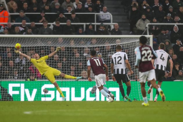 Newcastle United v Aston Villa, Premier League Ollie Watkins Of Aston Villa sees his shot saved by Nick Pope Of Newcastle United during the Newcastle United v Aston Villa Premier League match at St. James Park, Newcastle Upon Tyne, England on 25 January 2026 Credit: Lee Keuneke Every Second Media Editorial use only. All images are copyright Every Second Media Limited. No images may be reproduced without prior permission. All rights reserved. Premier League and Football League images are subject to licensing agreements with Football DataCo Limited. see https: www.football-dataco.com Copyright: xIMAGO EveryxSecondxMediax ESM-1773-0125 LeexKeunekex xEveryxSecondxMediax