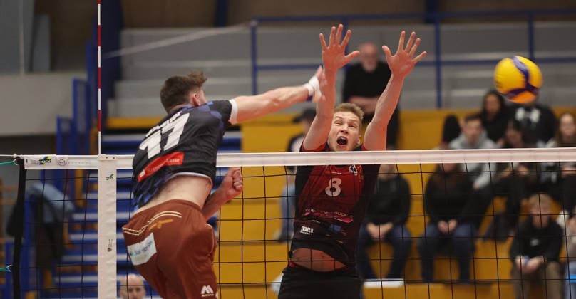Ludwigsburg , 1. Bundesliga Volleyball Barock Volleys MTV Ludwigsburg vs. WWK Volleys Herrsching , von links: Jannes Wiesner ( Herr ) Tomi Saarinen ( Barockvolleys )