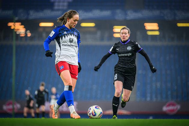 Fußball I Frauen I Saison 2025-2026 I Bundesliga I 15. Spieltag I Hamburger SV - SGS Essen I 25.01.2026 Camilla Lindberg (47, Hamburger SV), Lena Ostermeier (18, SGS Essen) Hamburg Volksparkstadion Hamburg Deutschland Copyright: xLobecax xHenningxRohlfsx