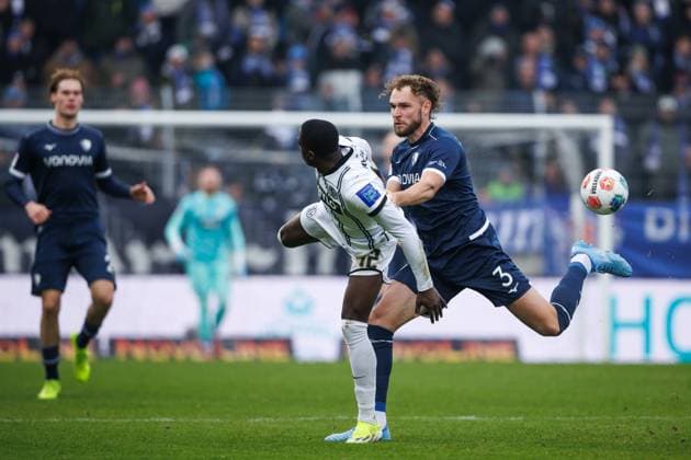 David Ngabi Mokwa (SV 07 Elversberg) im Zweikampf mit Philipp Strompf (VfL Bochum), SV Elversberg vs VFL Bochum, Fussball, 2. Bundesliga, 19. Spieltag, Saison 2025 2026, 25.01.2026 DFB regulations prohibit any use of photographs as image sequences and or quasi-video. SV Elversberg vs VFL Bochum, Fussball, 2. Bundesliga, 19. Spieltag, Saison 2025 2026, 25.01.2026