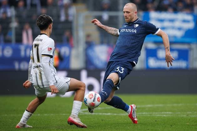 Philipp Hofmann (VfL Bochum) im Zweikampf mit Frederik Schmahl (SV 07 Elversberg), SV Elversberg vs VFL Bochum, Fussball, 2. Bundesliga, 19. Spieltag, Saison 2025 2026, 25.01.2026 DFB regulations prohibit any use of photographs as image sequences and or quasi-video. SV Elversberg vs VFL Bochum, Fussball, 2. Bundesliga, 19. Spieltag, Saison 2025 2026, 25.01.2026