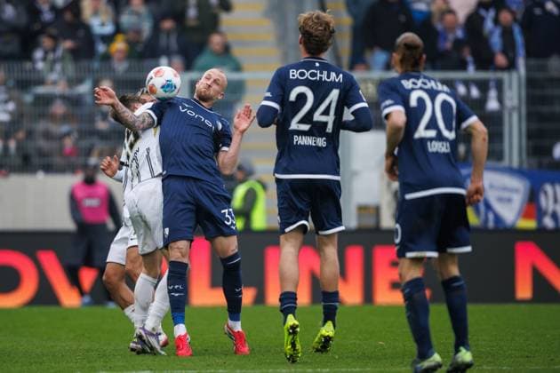 Philipp Hofmann (VfL Bochum) im Zweikampf mit Lukas Pinckert (SV 07 Elversberg), SV Elversberg vs VFL Bochum, Fussball, 2. Bundesliga, 19. Spieltag, Saison 2025 2026, 25.01.2026 DFB regulations prohibit any use of photographs as image sequences and or quasi-video. SV Elversberg vs VFL Bochum, Fussball, 2. Bundesliga, 19. Spieltag, Saison 2025 2026, 25.01.2026