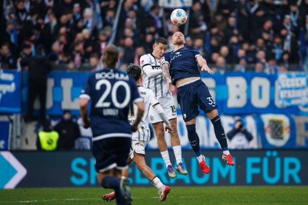 Lukas Pinckert (SV 07 Elversberg) im Kopfballduell mit Philipp Hofmann (VfL Bochum), SV Elversberg vs VFL Bochum, Fussball, 2. Bundesliga, 19. Spieltag, Saison 2025 2026, 25.01.2026 DFB regulations prohibit any use of photographs as image sequences and or quasi-video. SV Elversberg vs VFL Bochum, Fussball, 2. Bundesliga, 19. Spieltag, Saison 2025 2026, 25.01.2026