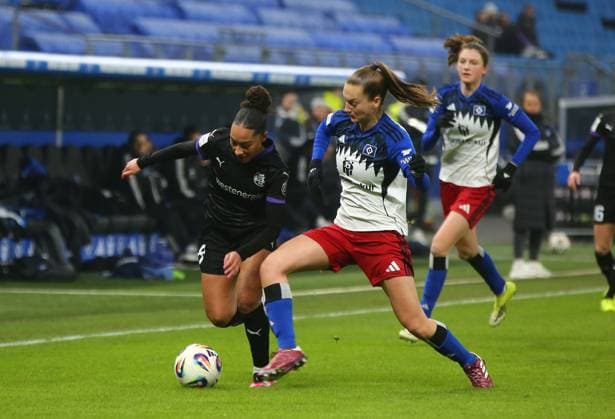 25.01.2026, xcex, GER, Hamburg, Volksparkstadion, Frauenfussball, 1. Bundesliga, DIE LIGA, Google Pixel Frauen-Bundesliga, Saison 2025 2026, Spieltag 15, HSV, SGS, Hamburger SV Frauen - SGS Essen, Vanessa Fuerst (SGS) gegen Emilia Hirche (HSV) DFL regulations prohibit any use of photographs as image sequences and or quasi-video
