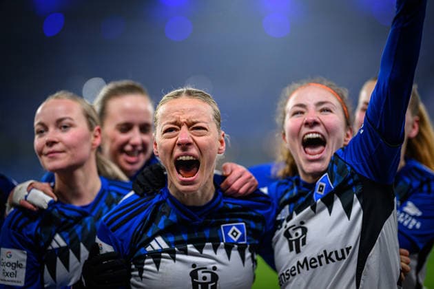Fußball I Frauen I Saison 2025-2026 I Bundesliga I 15. Spieltag I Hamburger SV - SGS Essen I 25.01.2026 Sophie Hillebrand (22, Hamburger SV), Melanie Brunnthaler (11, Hamburger SV) Hamburg Volksparkstadion Hamburg Deutschland Copyright: xLobecax xHenningxRohlfsx