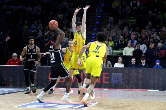 DEU, easyCredit BBL, ALBA vs. BMA365 Bamberg Baskets, 25.01.2026, Max-Schmeling-Halle, Berlin, DEU, easyCredit BBL, ALBA vs. BMA365 Bamberg Baskets, im Bild JONAS MATTISSECK (ALBA Berlin 9), Norris Agbakoko (ALBA Berlin 17), Cobe Williams (Bamberg 24)