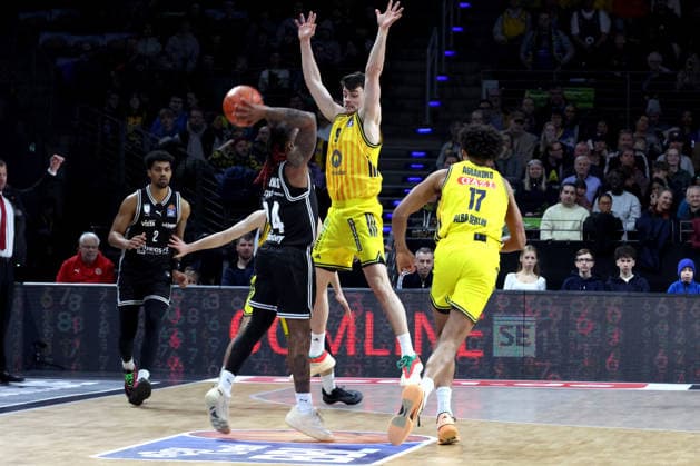 DEU, easyCredit BBL, ALBA vs. BMA365 Bamberg Baskets, 25.01.2026, Max-Schmeling-Halle, Berlin, DEU, easyCredit BBL, ALBA vs. BMA365 Bamberg Baskets, im Bild JONAS MATTISSECK (ALBA Berlin 9), Norris Agbakoko (ALBA Berlin 17), Cobe Williams (Bamberg 24), Ibrahim Watson-Boye (Bamberg 2)