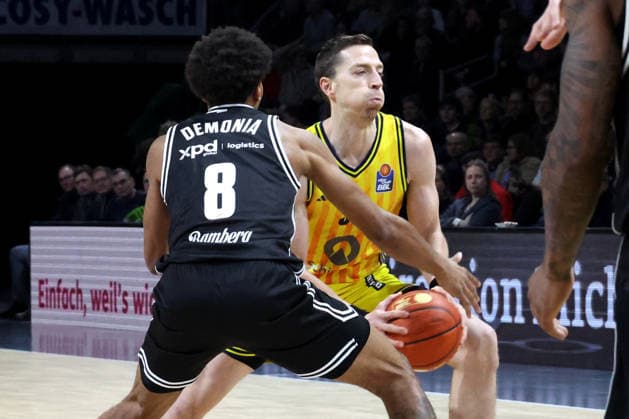 DEU, easyCredit BBL, ALBA vs. BMA365 Bamberg Baskets, 25.01.2026, Max-Schmeling-Halle, Berlin, DEU, easyCredit BBL, ALBA vs. BMA365 Bamberg Baskets, im Bild Justin Bean (ALBA Berlin 34), Demarcus Demonia (Bamberg 8)