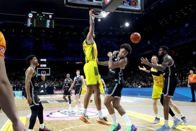 DEU, easyCredit BBL, ALBA vs. BMA365 Bamberg Baskets, 25.01.2026, Max-Schmeling-Halle, Berlin, DEU, easyCredit BBL, ALBA vs. BMA365 Bamberg Baskets, im Bild Norris Agbakoko (ALBA Berlin 17), Demarcus Demonia (Bamberg 8)