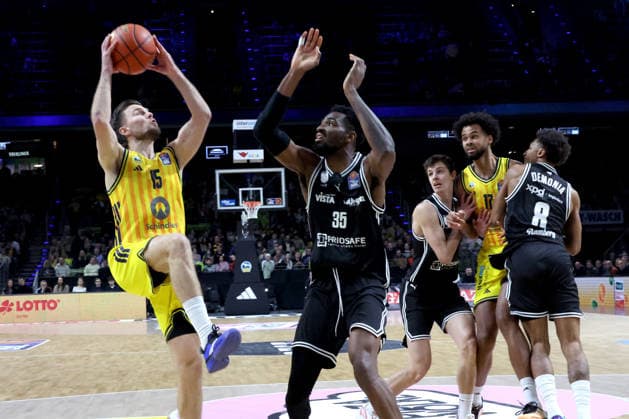 DEU, easyCredit BBL, ALBA vs. BMA365 Bamberg Baskets, 25.01.2026, Max-Schmeling-Halle, Berlin, DEU, easyCredit BBL, ALBA vs. BMA365 Bamberg Baskets, im Bild Martin Hermannsson (ALBA Berlin 15), Ejifor Onu (Bamberg 35)