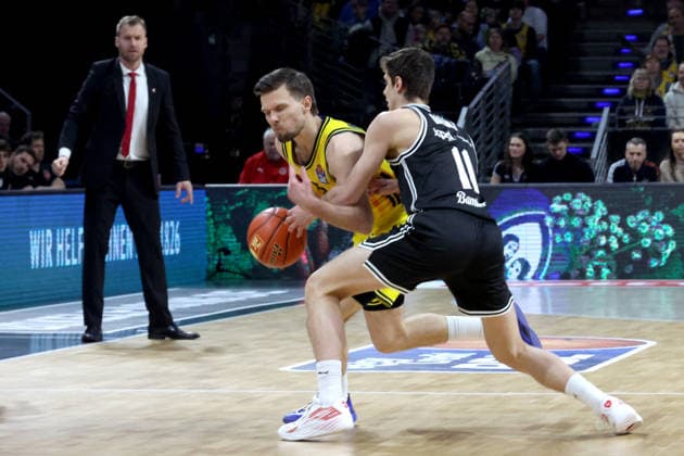 DEU, easyCredit BBL, ALBA vs. BMA365 Bamberg Baskets, 25.01.2026, Max-Schmeling-Halle, Berlin, DEU, easyCredit BBL, ALBA vs. BMA365 Bamberg Baskets, im Bild Martin Hermannsson (ALBA Berlin 15), Richard Balint (Bamberg 11)