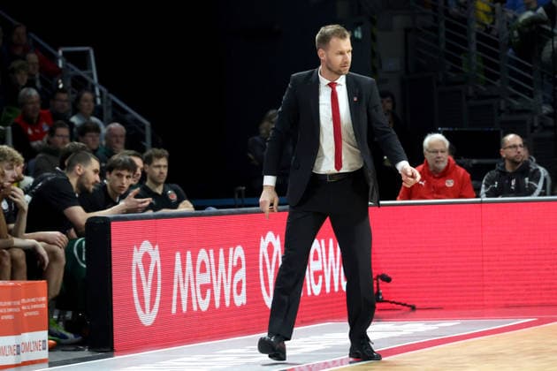 DEU, easyCredit BBL, ALBA vs. BMA365 Bamberg Baskets, 25.01.2026, Max-Schmeling-Halle, Berlin, DEU, easyCredit BBL, ALBA vs. BMA365 Bamberg Baskets, im Bild Head Coach Anton Gavel (Bamberg), Bamberger-Spielerbank