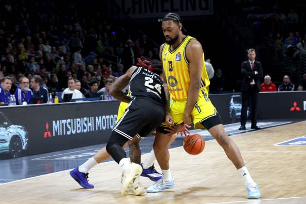 DEU, easyCredit BBL, ALBA vs. BMA365 Bamberg Baskets, 25.01.2026, Max-Schmeling-Halle, Berlin, DEU, easyCredit BBL, ALBA vs. BMA365 Bamberg Baskets, im Bild Martin Hermannsson (ALBA Berlin 15), J Wan Roberts (ALBA Berlin 13), Cobe Williams (Bamberg 24)