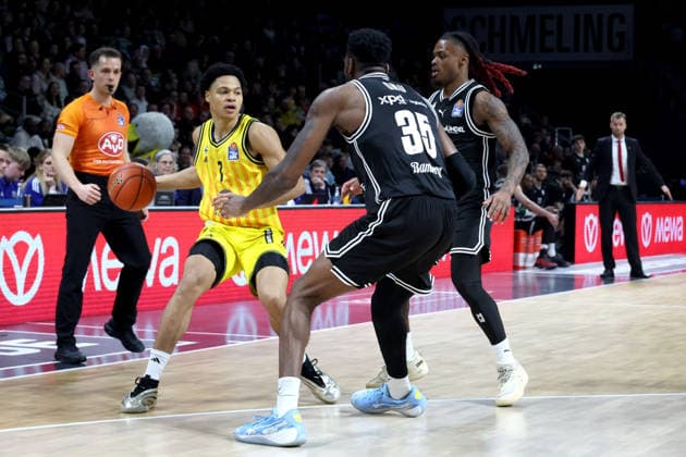 DEU, easyCredit BBL, ALBA vs. BMA365 Bamberg Baskets, 25.01.2026, Max-Schmeling-Halle, Berlin, DEU, easyCredit BBL, ALBA vs. BMA365 Bamberg Baskets, im Bild Jack Kayil( ALBA Berlin 7), Cobe Williams (Bamberg 24), Ejifor Onu (Bamberg 35)