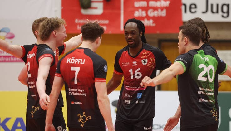 Ludwigsburg , 1. Bundesliga Volleyball Barock Volleys MTV Ludwigsburg vs. WWK Volleys Herrsching , Jubel Ludwigsburg , mitte: Nyherowo Omene