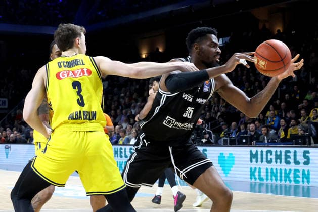 DEU, easyCredit BBL, ALBA vs. BMA365 Bamberg Baskets, 25.01.2026, Max-Schmeling-Halle, Berlin, DEU, easyCredit BBL, ALBA vs. BMA365 Bamberg Baskets, im Bild Alex OÕConnell (ALBA Berlin 3), Ejifor Onu (Bamberg 35)