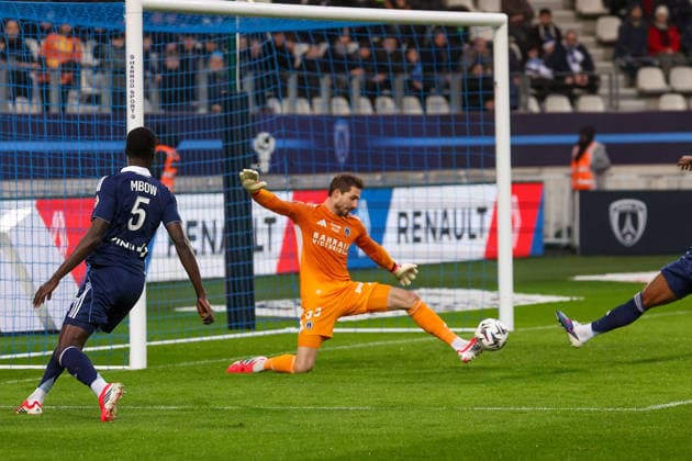 FBL-FRA La LIGUE1 Paris FC - Angers SCO golakeeper Kevin Trapp (Paris FC) in aktion, in action, during the French L1 football match between Paris FC an Angers SCO at Stade Jean Bouin on January 25, 2026 in Paris France Copyright: JoaquimxFerreira