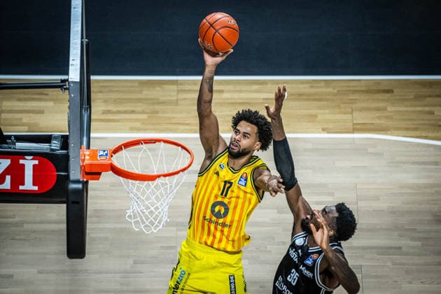 Basketball Berlin 25.01.2026 Saison 2025 2026 EasyCredit BBL 1. Bundesliga Männer, Herren Alba Berlin - BMA365 Bamberg Baskets Norris Agbakoko (Alba Berlin, No.17) Ejiofor Onu (Bamberg, No.35)