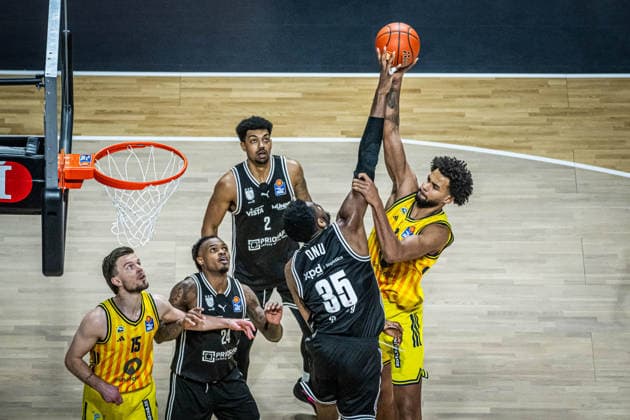 Basketball Berlin 25.01.2026 Saison 2025 2026 EasyCredit BBL 1. Bundesliga Männer, Herren Alba Berlin - BMA365 Bamberg Baskets Norris Agbakoko (Alba Berlin, No.17) Ejiofor Onu (Bamberg, No.35)