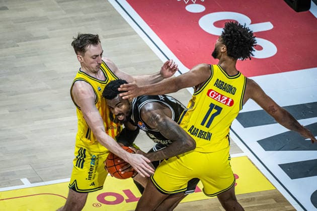 Basketball Berlin 25.01.2026 Saison 2025 2026 EasyCredit BBL 1. Bundesliga Männer, Herren Alba Berlin - BMA365 Bamberg Baskets Ejiofor Onu (Bamberg, No.35) Norris Agbakoko (Alba Berlin, No.17) Moses Wood (Alba Berlin, No.11)