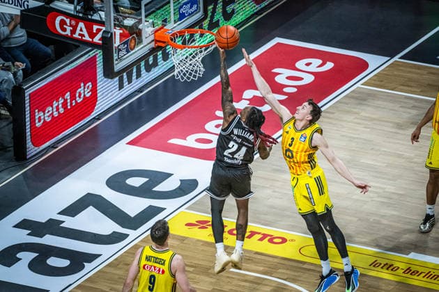 Basketball Berlin 25.01.2026 Saison 2025 2026 EasyCredit BBL 1. Bundesliga Männer, Herren Alba Berlin - BMA365 Bamberg Baskets Cobe Williams (Bamberg, No.24) Alex O Connell (Alba Berlin, No.03)
