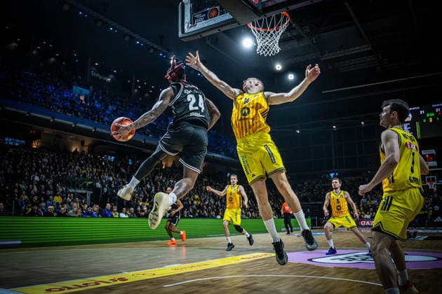 Basketball Berlin 25.01.2026 Saison 2025 2026 EasyCredit BBL 1. Bundesliga Männer, Herren Alba Berlin - BMA365 Bamberg Baskets Cobe Williams (Bamberg, No.24) Martynas Echodas (Alba Berlin, No.14)