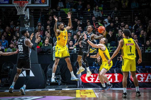 Basketball Berlin 25.01.2026 Saison 2025 2026 EasyCredit BBL 1. Bundesliga Männer, Herren Alba Berlin - BMA365 Bamberg Baskets Cobe Williams (Bamberg, No.24) Justin Bean (Alba Berlin, No.34) J wan Roberts (Alba Berlin, No.13)