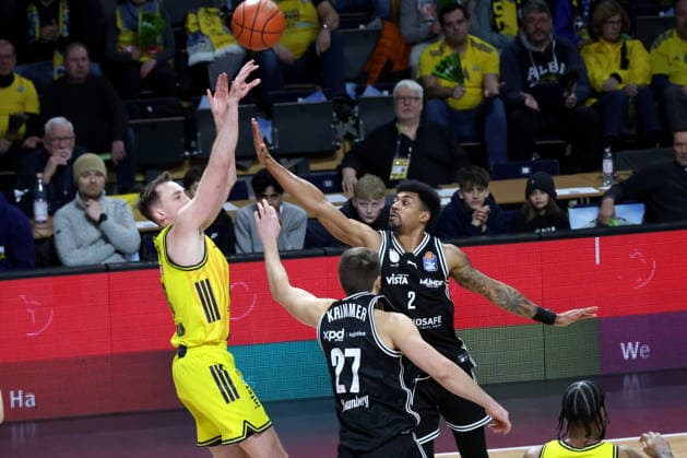 DEU, easyCredit BBL, ALBA vs. BMA365 Bamberg Baskets, 25.01.2026, Max-Schmeling-Halle, Berlin, DEU, easyCredit BBL, ALBA vs. BMA365 Bamberg Baskets, im Bild Justin Bean (ALBA Berlin 34), Ibrahim Watson-Boye (Bamberg 2), Moritz Krimmer (Bamberg 27)