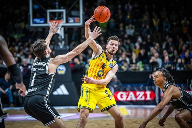 Basketball Berlin 25.01.2026 Saison 2025 2026 EasyCredit BBL 1. Bundesliga Männer, Herren Alba Berlin - BMA365 Bamberg Baskets Martin Hermannsson (Alba Berlin, No.15) Zachary Ensminger (Bamberg, No.01)