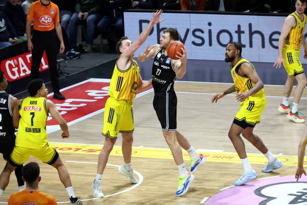 DEU, easyCredit BBL, ALBA vs. BMA365 Bamberg Baskets, 25.01.2026, Max-Schmeling-Halle, Berlin, DEU, easyCredit BBL, ALBA vs. BMA365 Bamberg Baskets, im Bild Moses Wood (ALBA Berlin 11), J Wan Roberts (ALBA Berlin 13), Moritz Krimmer (Bamberg 27)