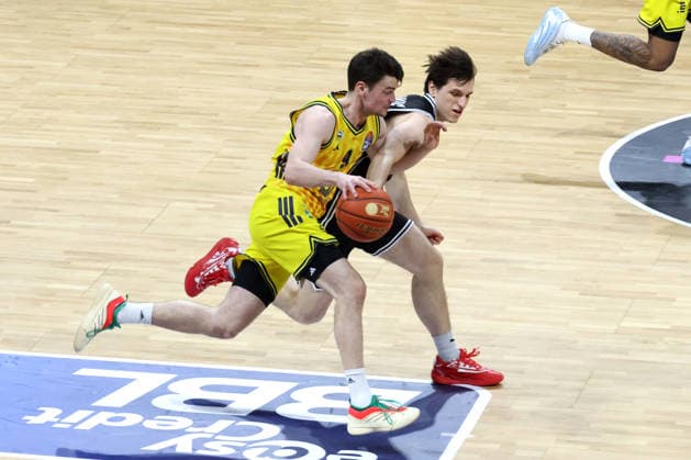 DEU, easyCredit BBL, ALBA vs. BMA365 Bamberg Baskets, 25.01.2026, Max-Schmeling-Halle, Berlin, DEU, easyCredit BBL, ALBA vs. BMA365 Bamberg Baskets, im Bild JONAS MATTISSECK (ALBA Berlin 9), Adrian Petkovic (Bamberg 15)