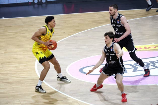 DEU, easyCredit BBL, ALBA vs. BMA365 Bamberg Baskets, 25.01.2026, Max-Schmeling-Halle, Berlin, DEU, easyCredit BBL, ALBA vs. BMA365 Bamberg Baskets, im Bild Jack Kayil( ALBA Berlin 7), Adrian Petkovic (Bamberg 15), Daniel Keppeler (Bamberg 31)
